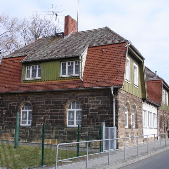 Einzeldenkmale in der o. g. Sachgesamtheit, Teilabschnitt Bannewitz, OT Possendorf: Bahnhof mit Empfangsgebäude, Wirtschaftsgebäude und Wagenkasten sowie Fakultativwagen: lfd. Nr. 199, Baujahr 1894 (siehe Sachgesamtheitsbestandteilsliste, OT Possen