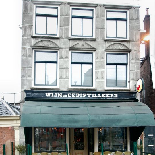 Pand met gepleisterde lijstgevel