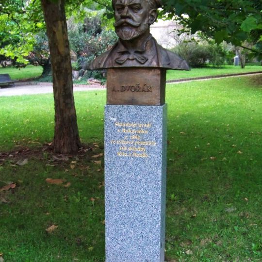 Pomník Antonína Dvořáka v parku u kostela svatého Baroloměje v Rakovníku