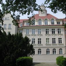 Schulgebäude mit Vorplatz und Vorgarten sowie Denkmal für die Opfer des Faschismus Kirchstraße 27