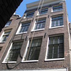 Pand met gevel onder uit- en ingezwenkte top