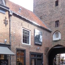 Tussen nr 2 en de Binnenpoort pand met verdieping en zadeldak