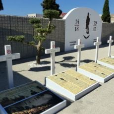 Ce monument n’est pas le monument traditionnel aux morts, mais il permet de garder gravé dans la pierre la flamme du courage et du sacrifice des villageois qui périrent aux combats, depuis la Première Guerre mondiale.