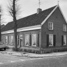 Boerderij van het traditionele Brabantse langgeveltype. Pannen zadeldak tussen puntgevels, houten kroonlijst en vensters met zesruitsschuiframen en luiken