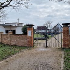 Friedhof mit Aussegnungshalle und Ehrenmal