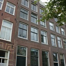 Pand met halsgevel met later fronton