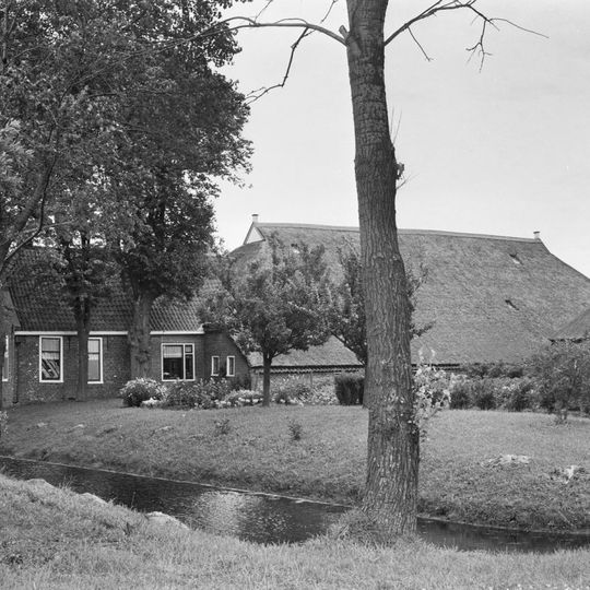 Boerderij met voorhuis onder zadeldak met wolfseind en rietgedekte schuren