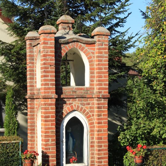 Kapliczka przydrożna z dzwonniczką w Bartągu