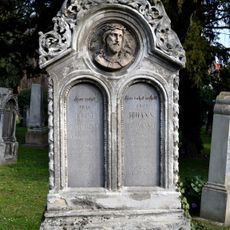 Ev. cintorín Kozia brána, náhrobník s reliéfom