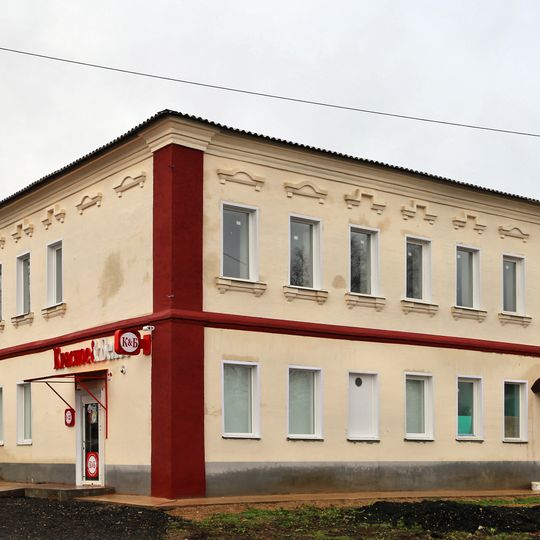 Жилой дом с лавками