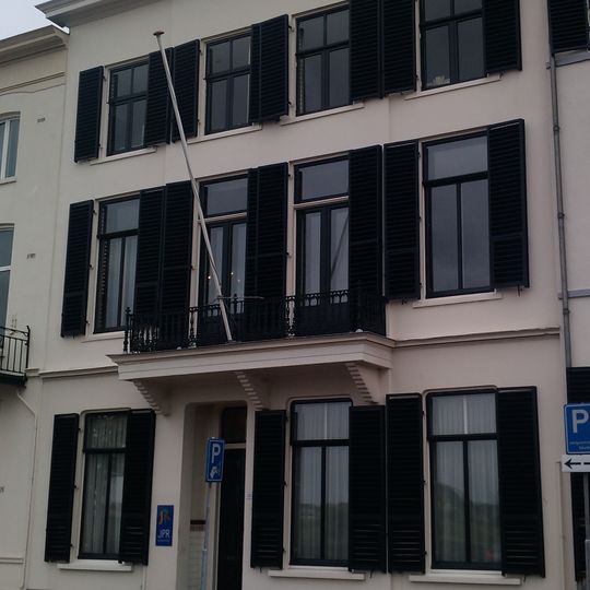 Herenhuis met eenvoudige gepleisterde lijstgevel