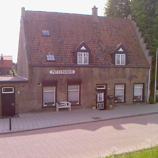 Arent van Lierstraat 2, Puttershoek
