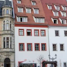 Wohnhaus (ursprünglich mit Apotheke) in geschlossener Bebauung, mit Ausstattung Hauptmarkt 17