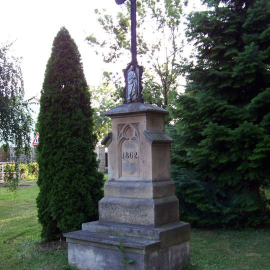 Kříž v místní části Čertousy u rybníka v Praze 20