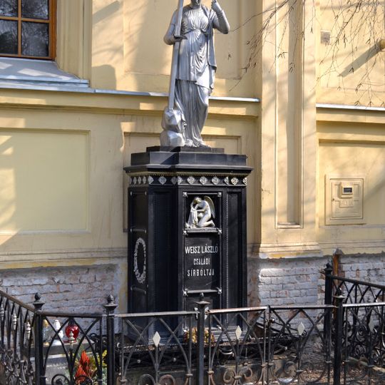 Ev. cintorín Kozia brána, náhrobník so sochou a mrežovou ohradou