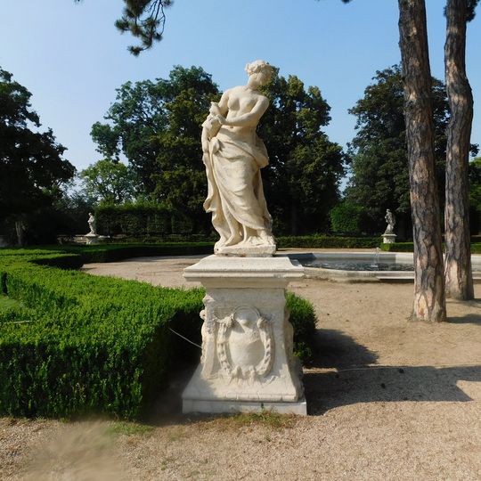 Socha Pomony v zámeckém parku ve Slavkově