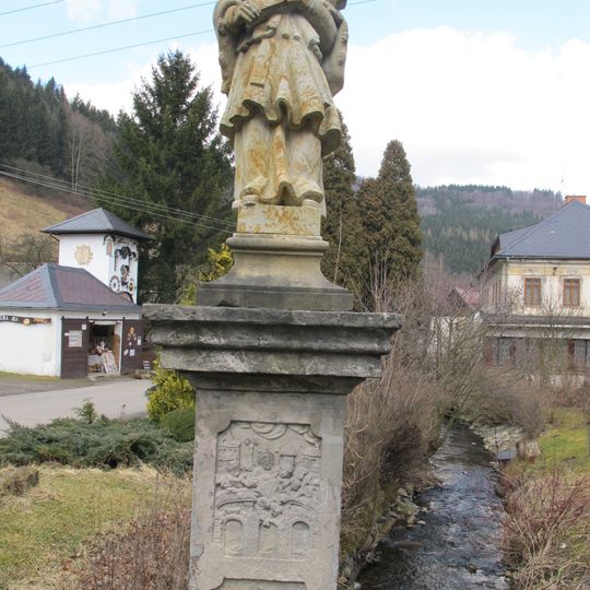 Socha svatého Jana Nepomuckého na mostě přes potok v Kryštofově Údolí