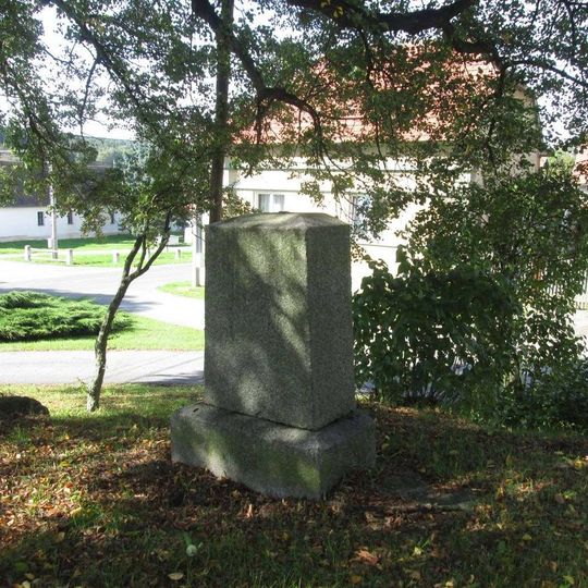 Kříž před kostelem v Krtech