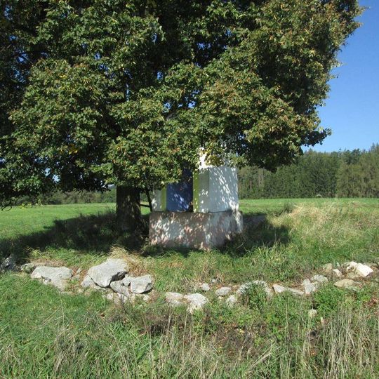 Kaplička v poli západně od Paseky