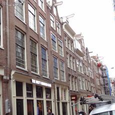 Pand met gevel onder rechte lijst met triglyfen en consoles