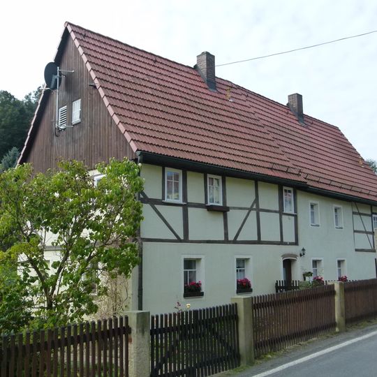 Wohnstallhaus, dazu Scheune auf der gegenüberliegenden Straßenseite Pirnaer Straße 70