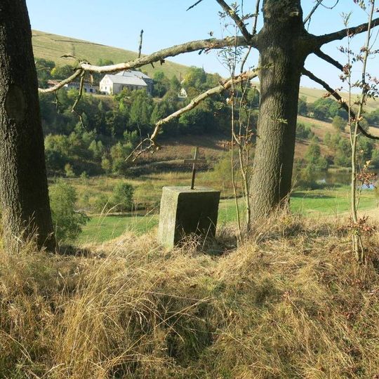 Kříž u cesty ve stráni nad rybníky v Dolní Moldavě