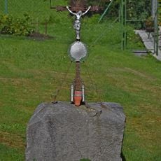 Kříž v zahradě domu 54 v osadě Rozhled