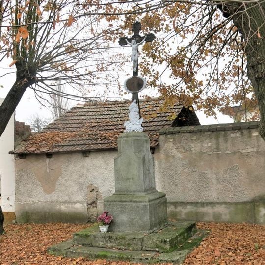 Kříž na návsi v Kostomlátkách