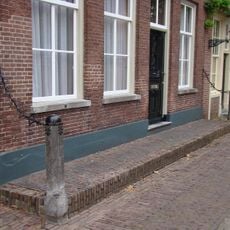 Twee stoeppalen in de vorm van obelisken met zwarte cannelures