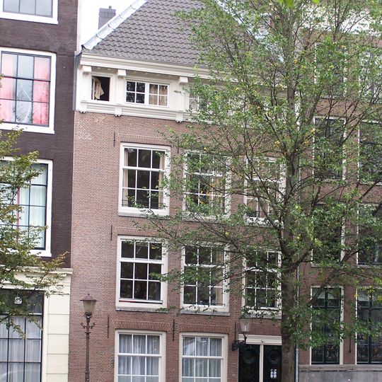 Pand met gevel onder rechte lijst met consoles