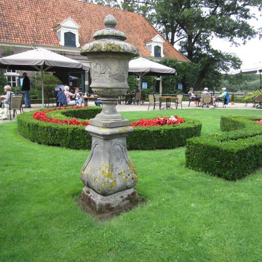 Warmelo, sokkel met vaas