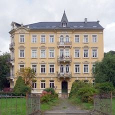 Mietshaus in offener Bebauung An der Elbe 10