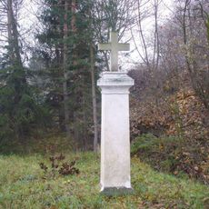 Kříž u silnice v severní části Zeměch