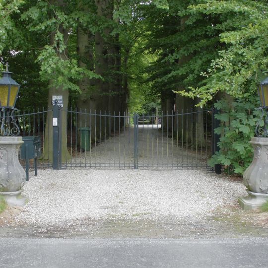 Schoonoord, sokkels met lantaarns bij de entree, behorende bij de historische buitenplaats schoonoord