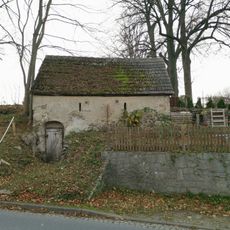 Brunnenhaus und Mauer