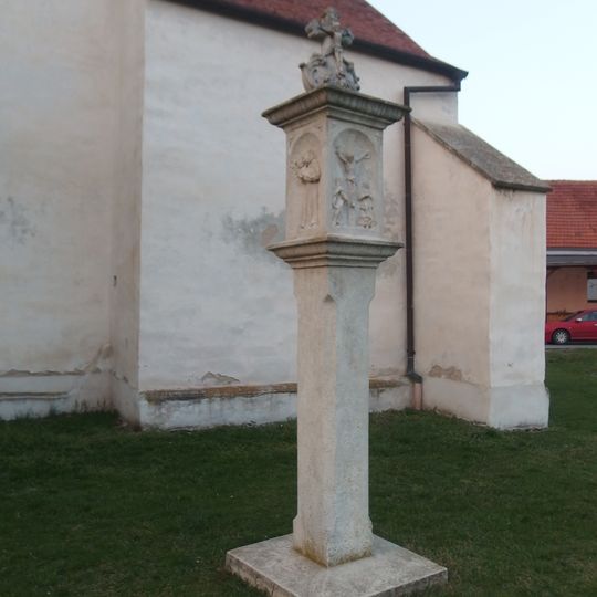 Boží muka u kostela v Hnanicích