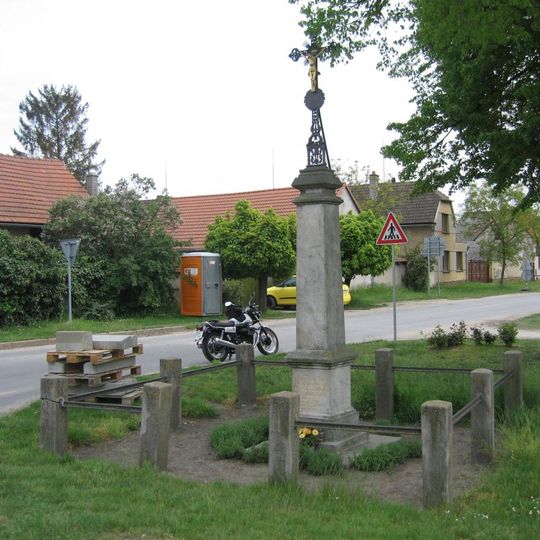 Pamětní kříž u křižovatky ve středu Stratova