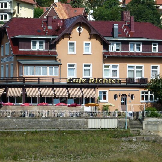 Hotelbau in offener Bebauung Karl-Marx-Platz 4