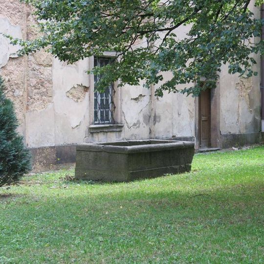 Kamenná nádrž na vodu v zahradě u severozápadní zdi kláštera v Oseku