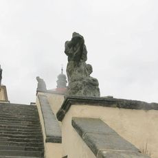 Torzo sochy na jižní straně dolní terasy schodiště Kalvárie u Ostrého