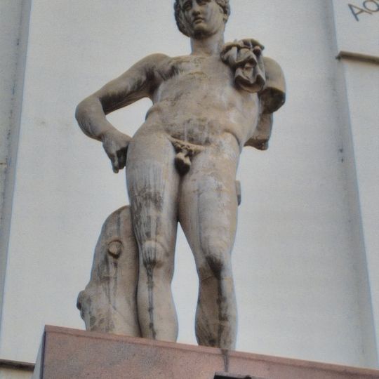 Socha na zdi v Lannově ulici v Praze