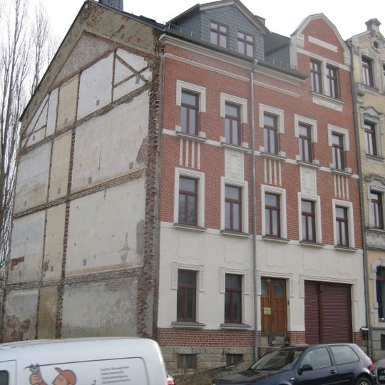 Mietshaus in ehemals geschlossener Bebauung mit Vorgarten Lützowstraße 13