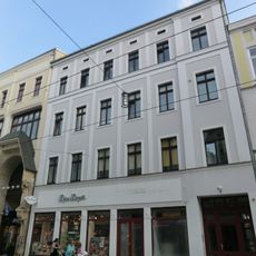 Mietshaus in geschlossener Bebauung, mit Laden Berliner Straße 9