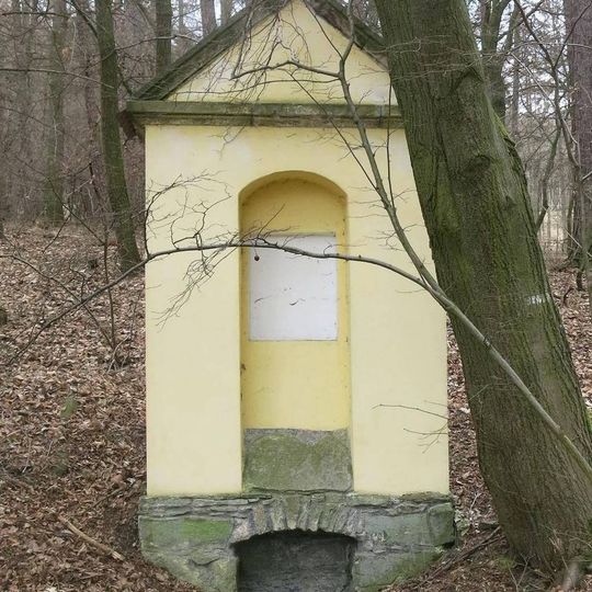 Kaplička u pramene poblíž Pnětlucké hájovny