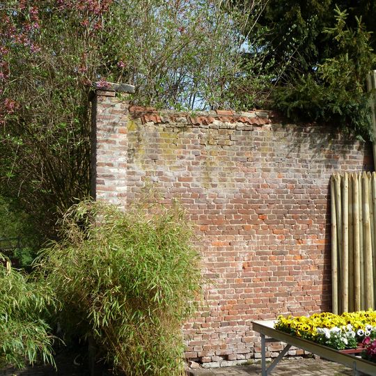 Amstenrade Castle: wall between vegetable garden and park