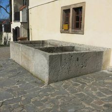 Kamenná nádrž na vodu ve františkánském klášteře v Kadani