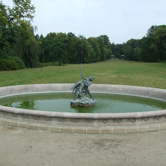 Kašna s Amorem a volavkou v zámeckém parku v Sychrově