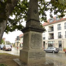 Für die Gefallenen und Teilnehmer des Krieges 1870/71, Obelisk auf Postament mit Inschrifttafeln 1897.