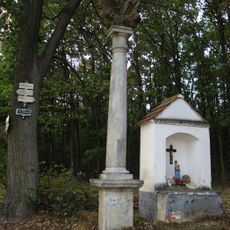 Sloup se sousoším Nejsvětější Trojice a výklenková kaple