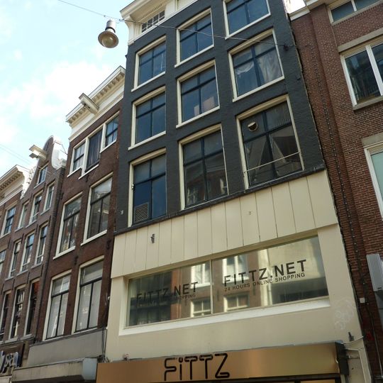 Pand met gevel onder rechte lijst met consoles